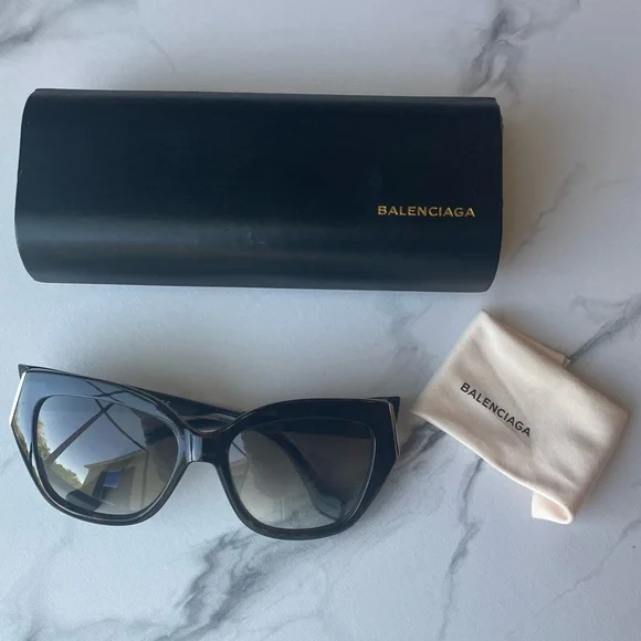 Balenciaga Tortoiseshell Oversized Sunglasses w/Case and Cloth BALENCIAGA Square-frame tortoiseshell acetate sunglasses  main image 2